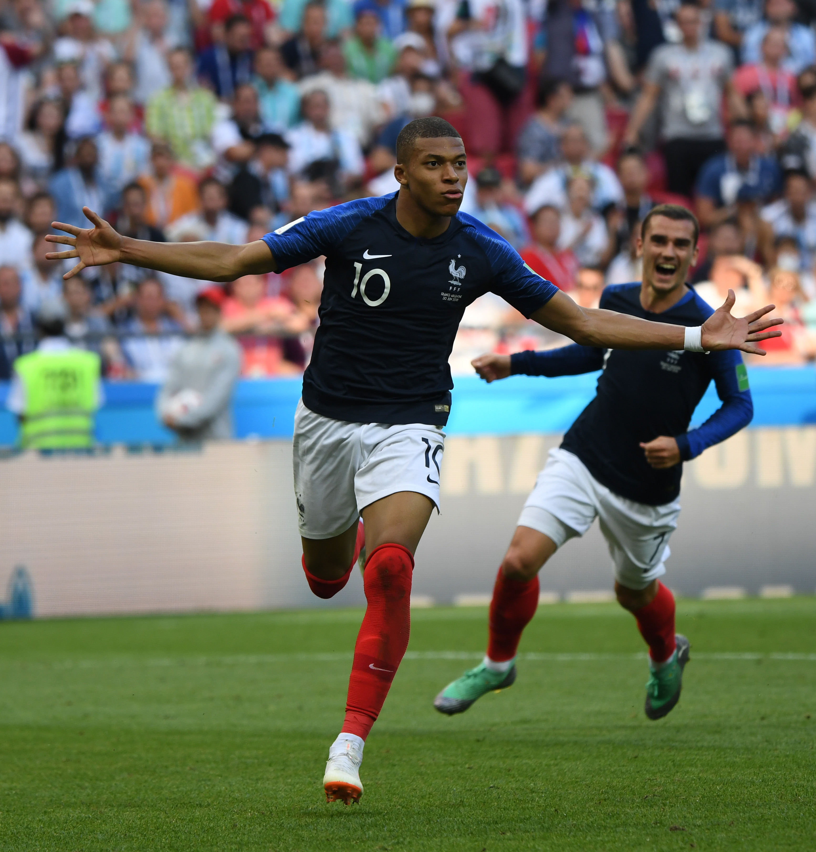 手腕骨折+肩部受伤，巴黎主席纳赛尔缠着绷带赴客场督战欧冠