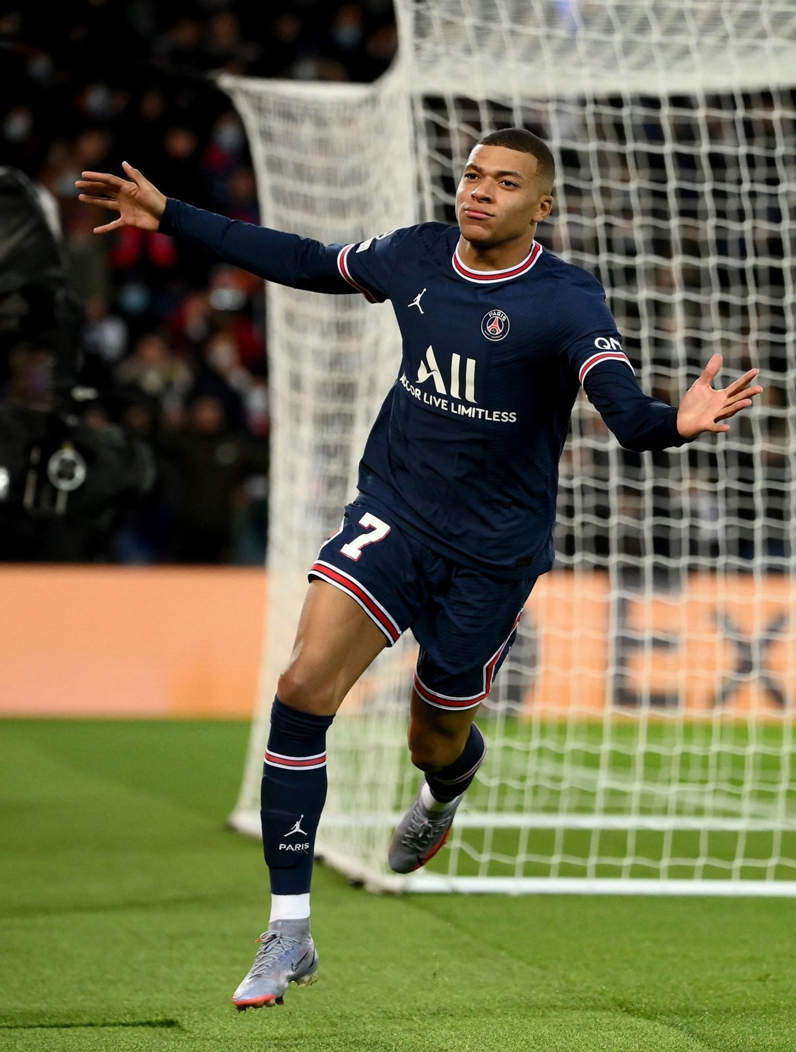 英雄出少年！17岁小胡子凌空抽射：欧冠3连斩创纪录 身价2000万欧（少年成名！17岁“小胡子”凌空破门，欧冠三连斩刷新纪录，身价2000万欧）