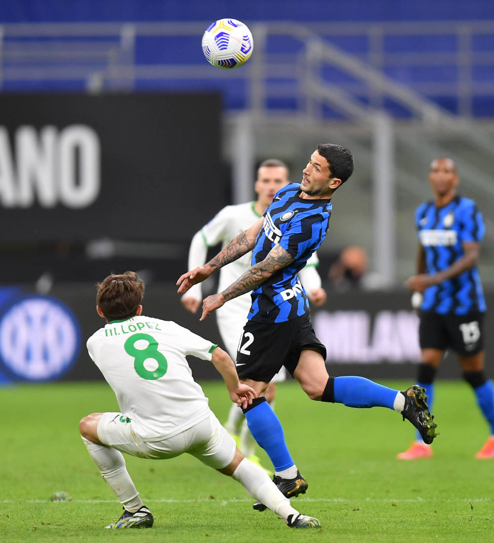 泪目！足协杯冠军奖杯被带回工体，放在已故球迷杨雪的座位旁（令人动容：足协杯冠军奖杯回归工体，安放在已故球迷杨雪的座位旁）